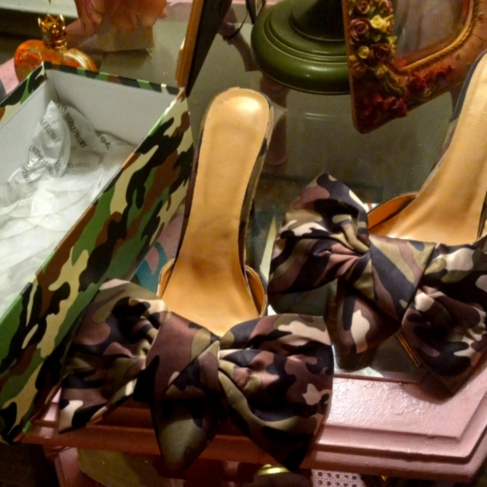 Iconic camo bow heels